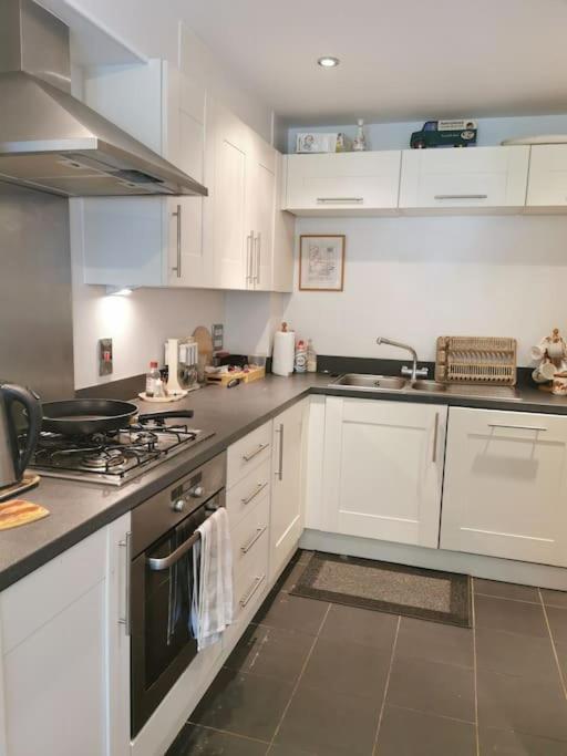 3 Bedroom Home Near Windsor Castle, Legoland, & Heathrow Slough Zewnętrze zdjęcie